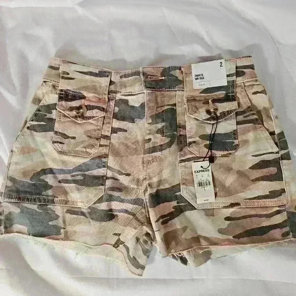 😍 New With Tags 😍 - EXPRESS Shortie Mid Rise Shorts, Salmon Pink Camo, Size 2 - Picture 1 of 9
